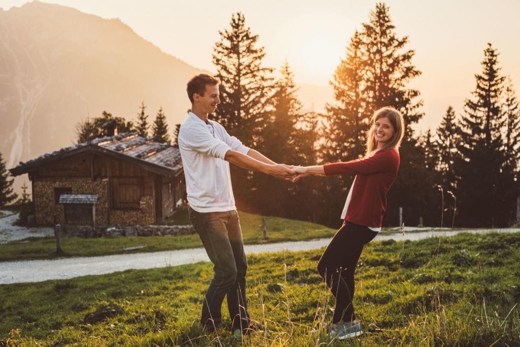 Angelika und Wolfgang bei Sonnenuntergang am Rossfeld