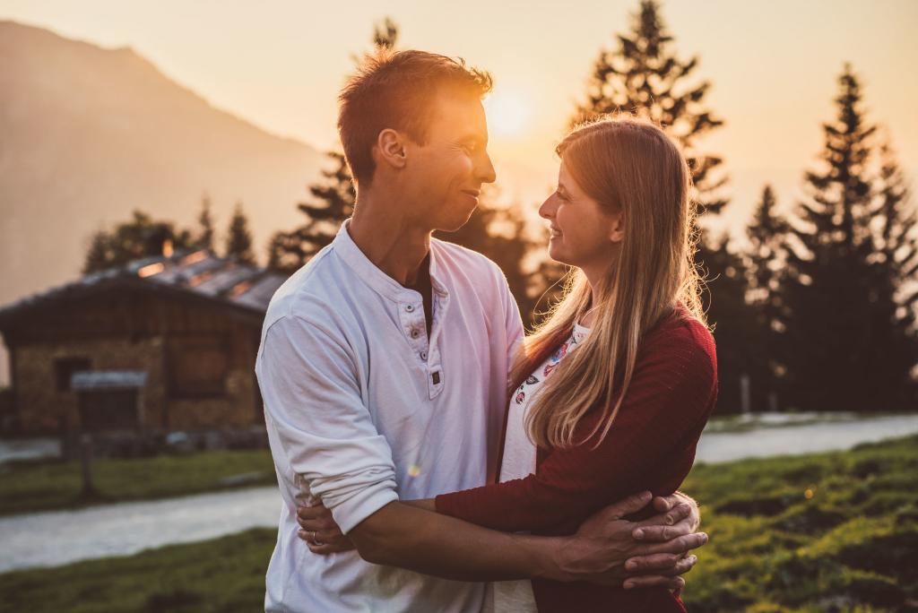 Angelika und Wolfgang bei Sonnenuntergang am Rossfeld