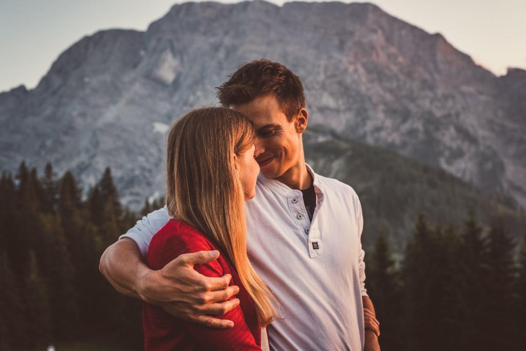 Angelika und Wolfgang bei Sonnenuntergang am Rossfeld