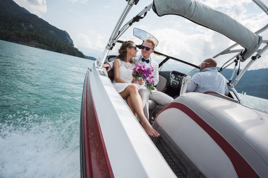 Hochzeit Karin und Dominik Paarfotos am Speedboot im Wolfgangsee