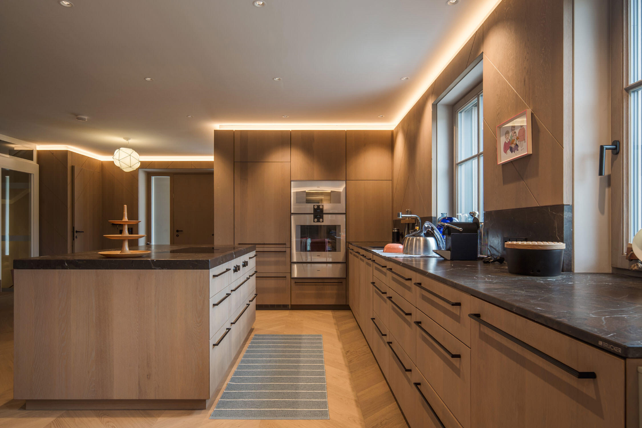 Die Innenarchitekturfotografie im Ferienhaus zeigt die hochwertige Küche