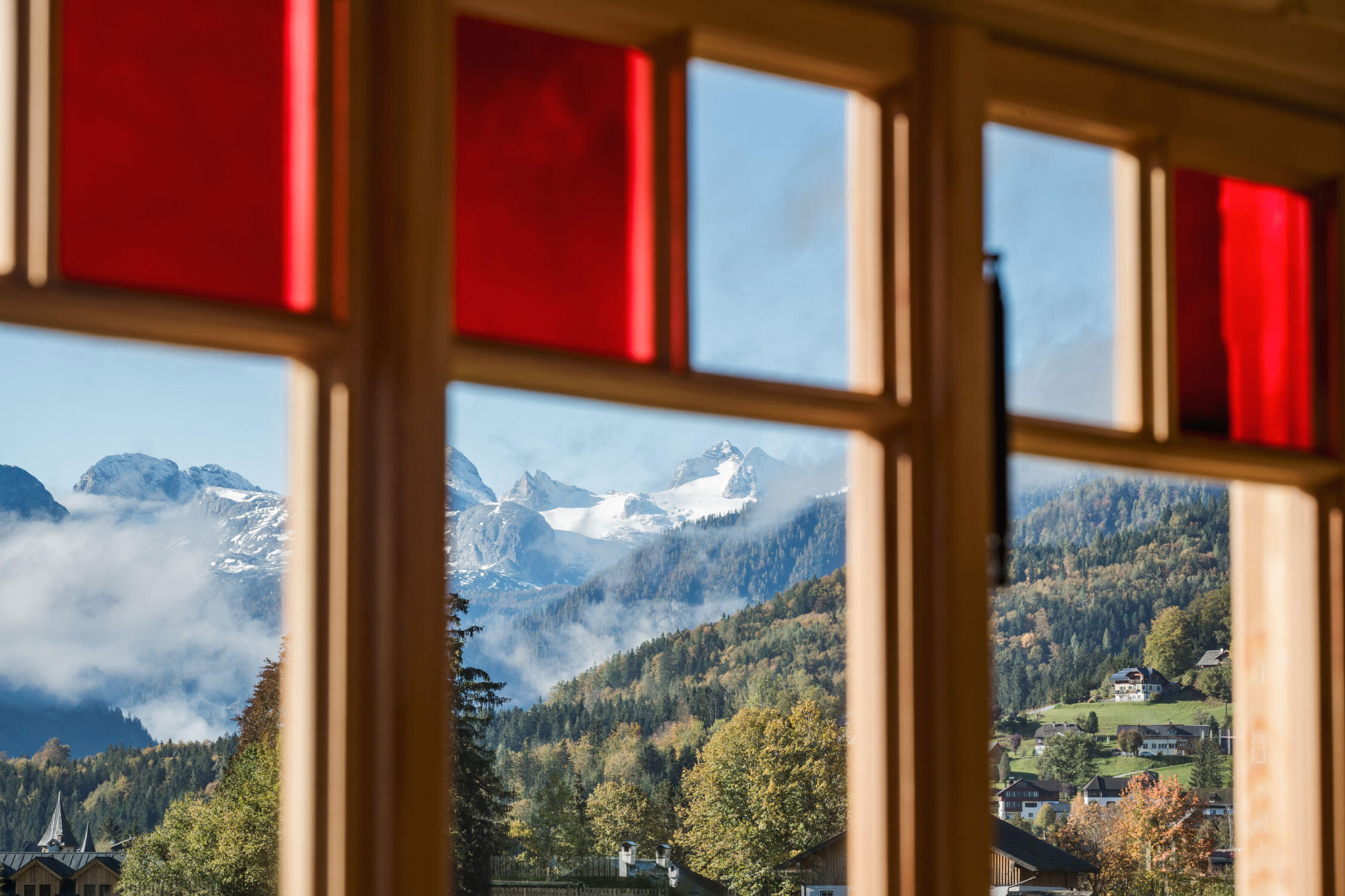 Noch weiter ins Detail gezoomt - der Dachstein hinter den farbigen Verandafenstern.