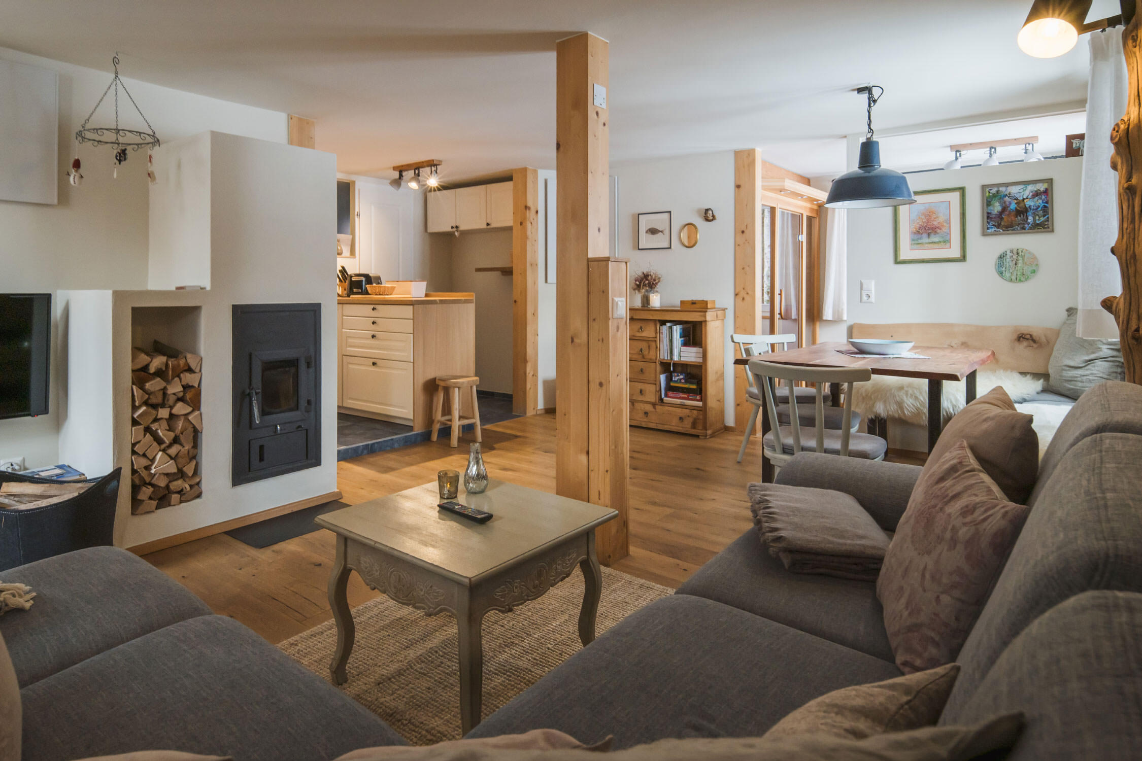 Interieurfoto des offenen Wohnraumes