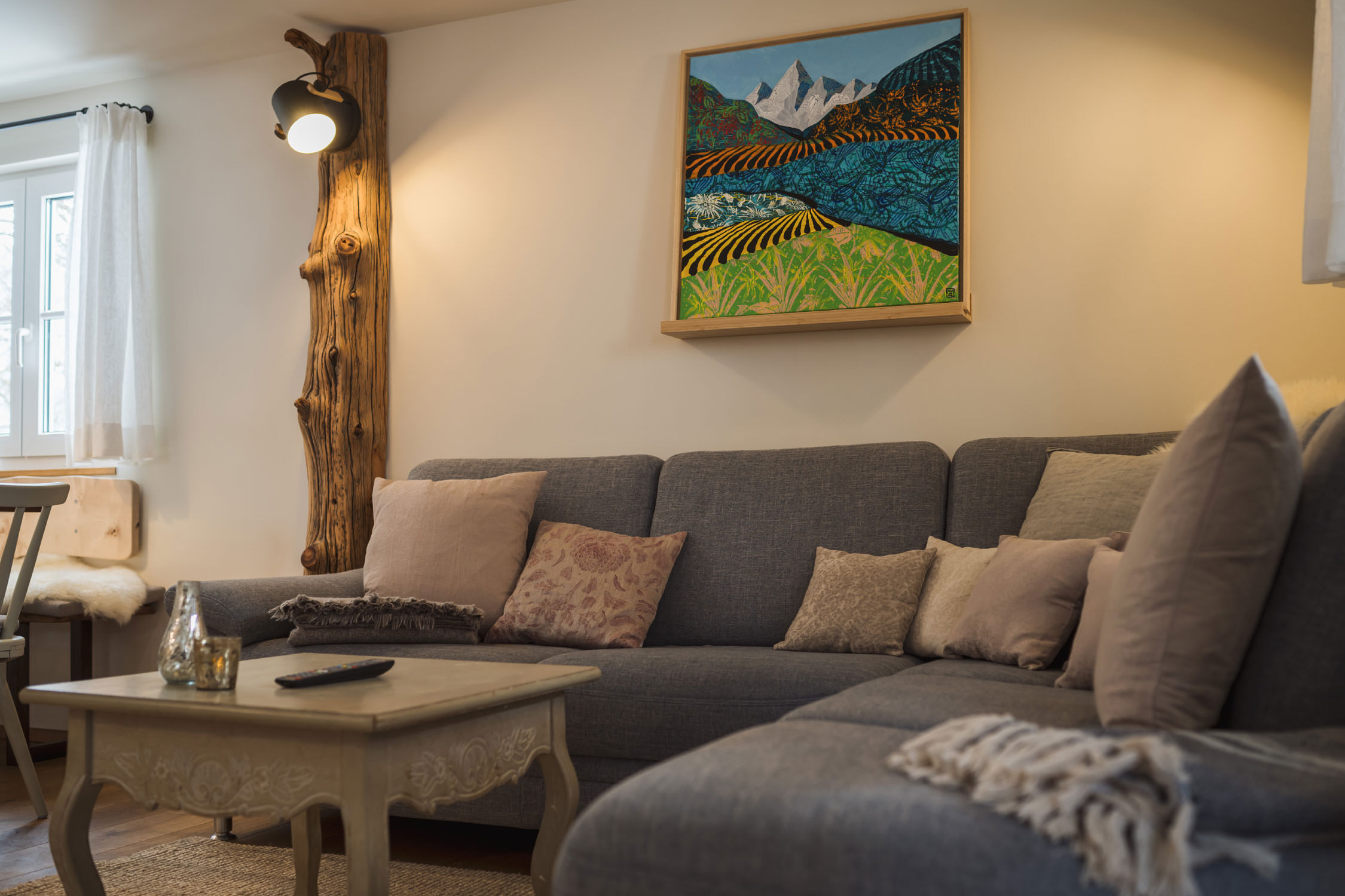 die neue Couch mit Wandbild im Ferienhaus Das Heinz