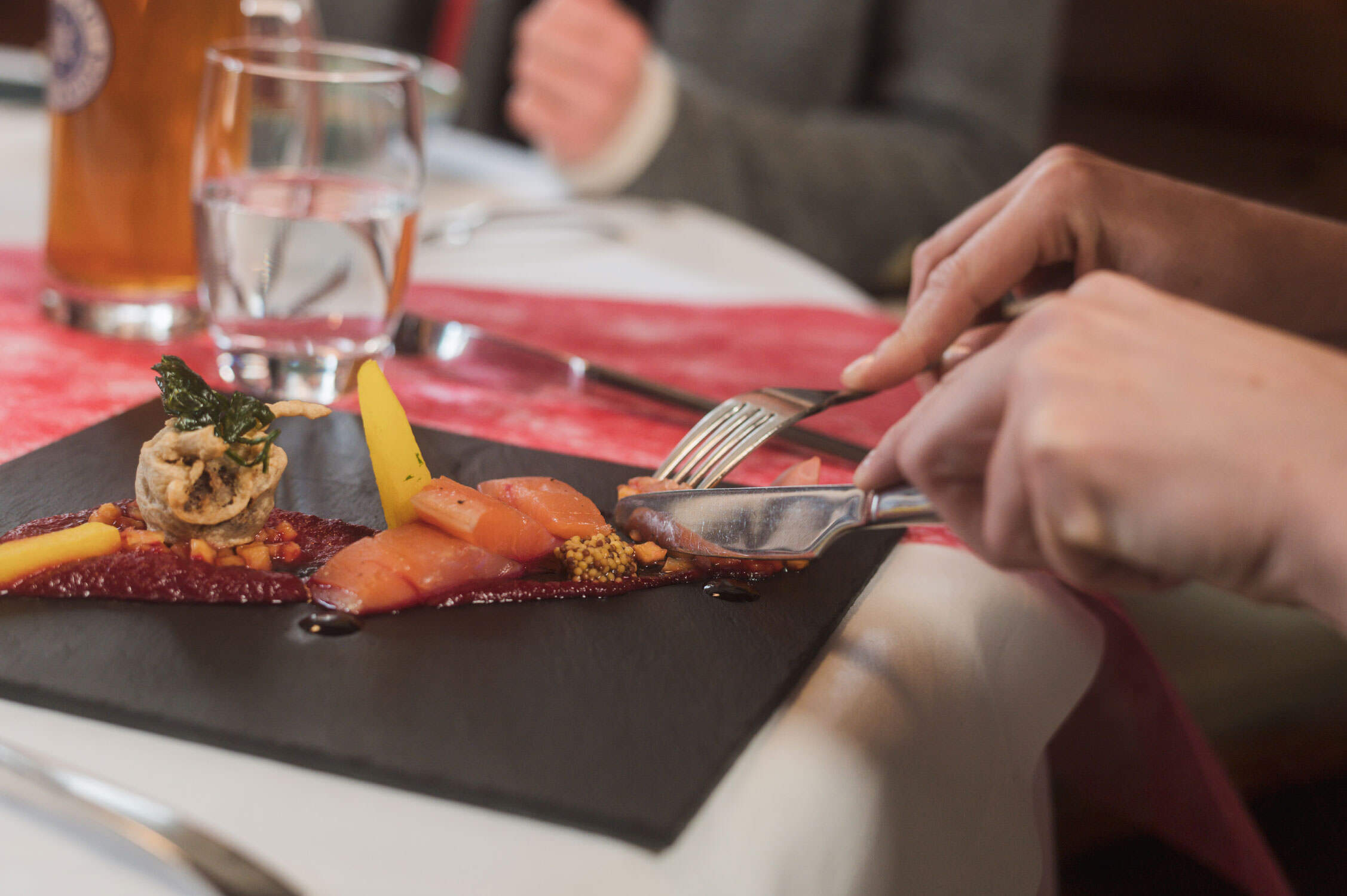 Lachsvorspeise auf Steintafel serviert