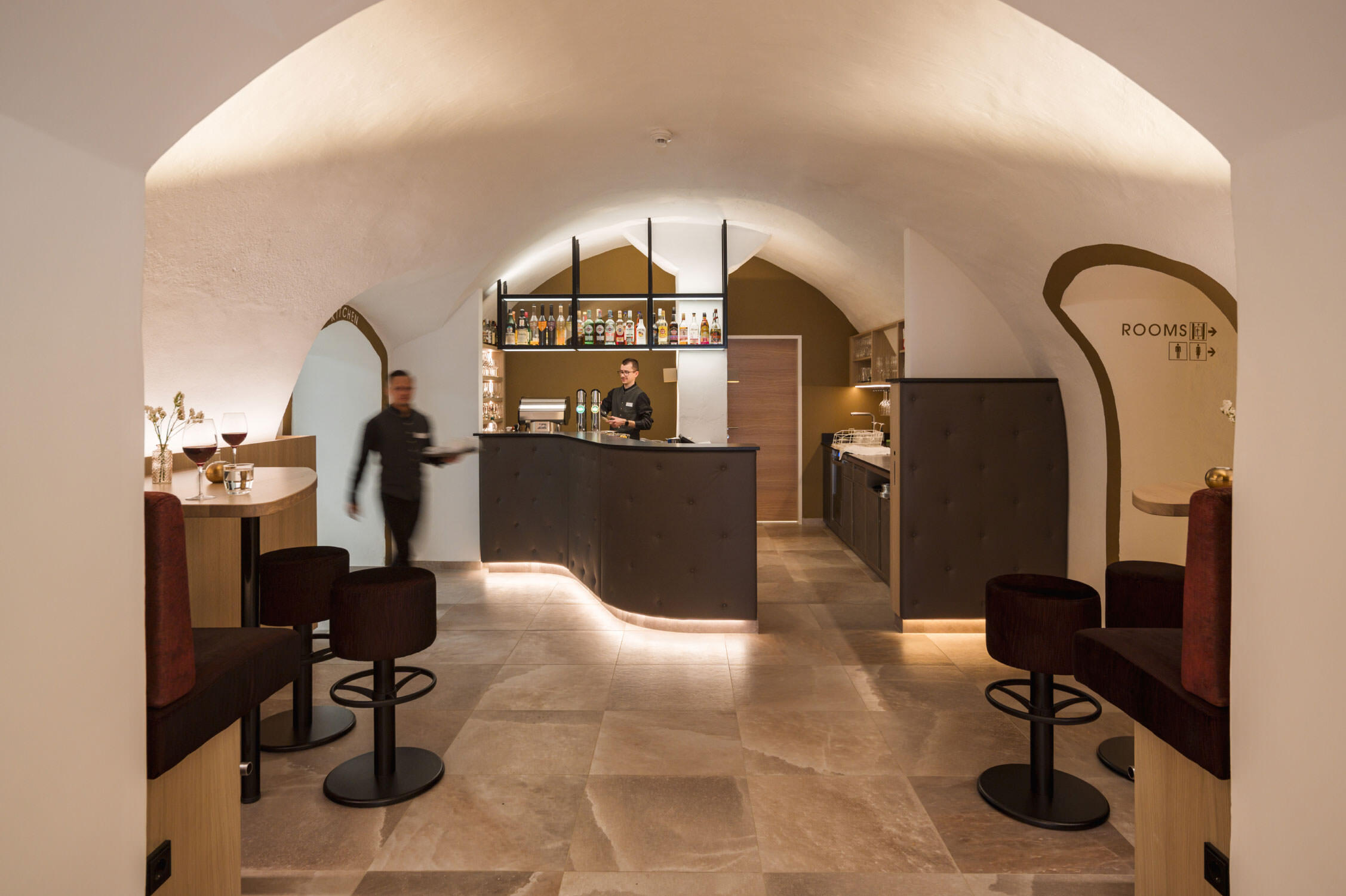 Ein Kellner bedient die Bar im Heritage Hotel Hallstatt