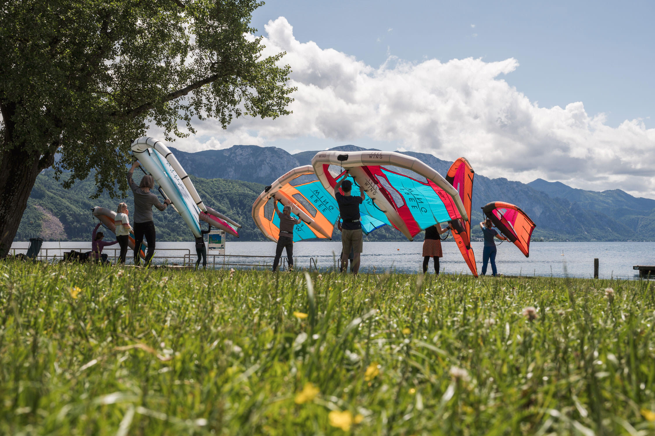 Eine Outdoor Fotoreportage zeigt am Bild wie man den Wing-Foil in die erste Brise Wind hält