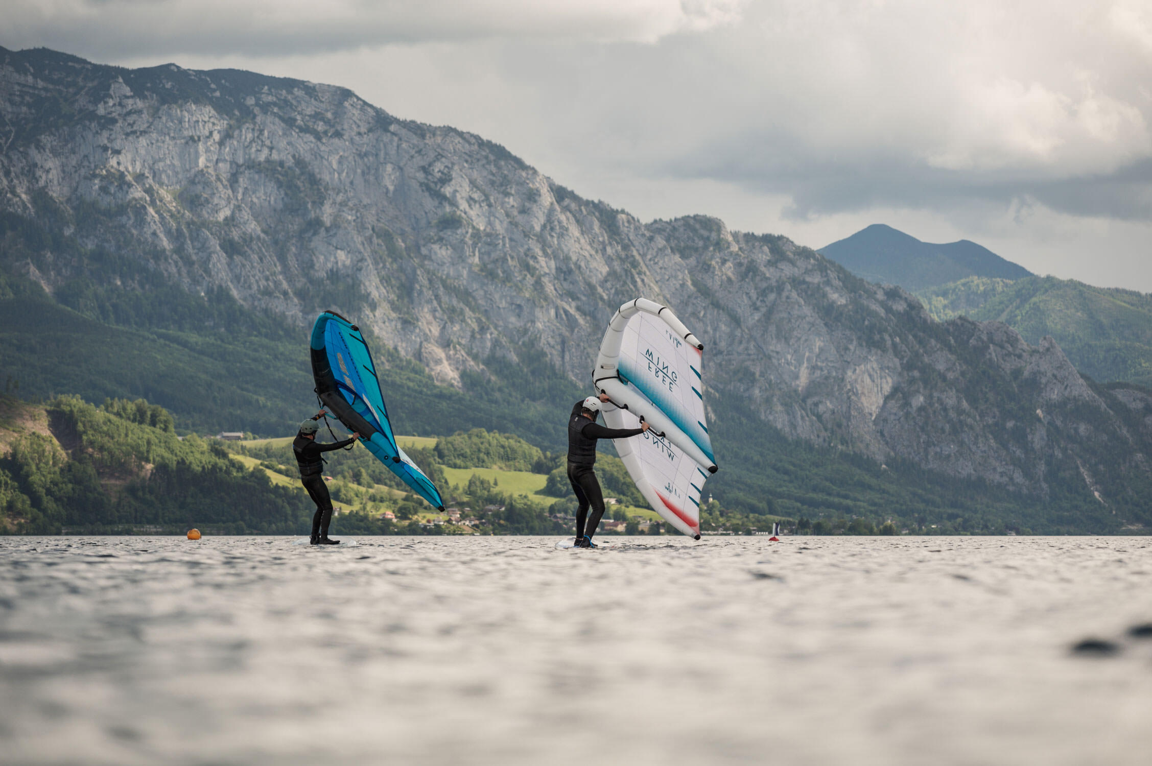 Wing Foiling Kurs am Attersee, Zwei Schüler sammeln ihre ersten Erfahrungen
