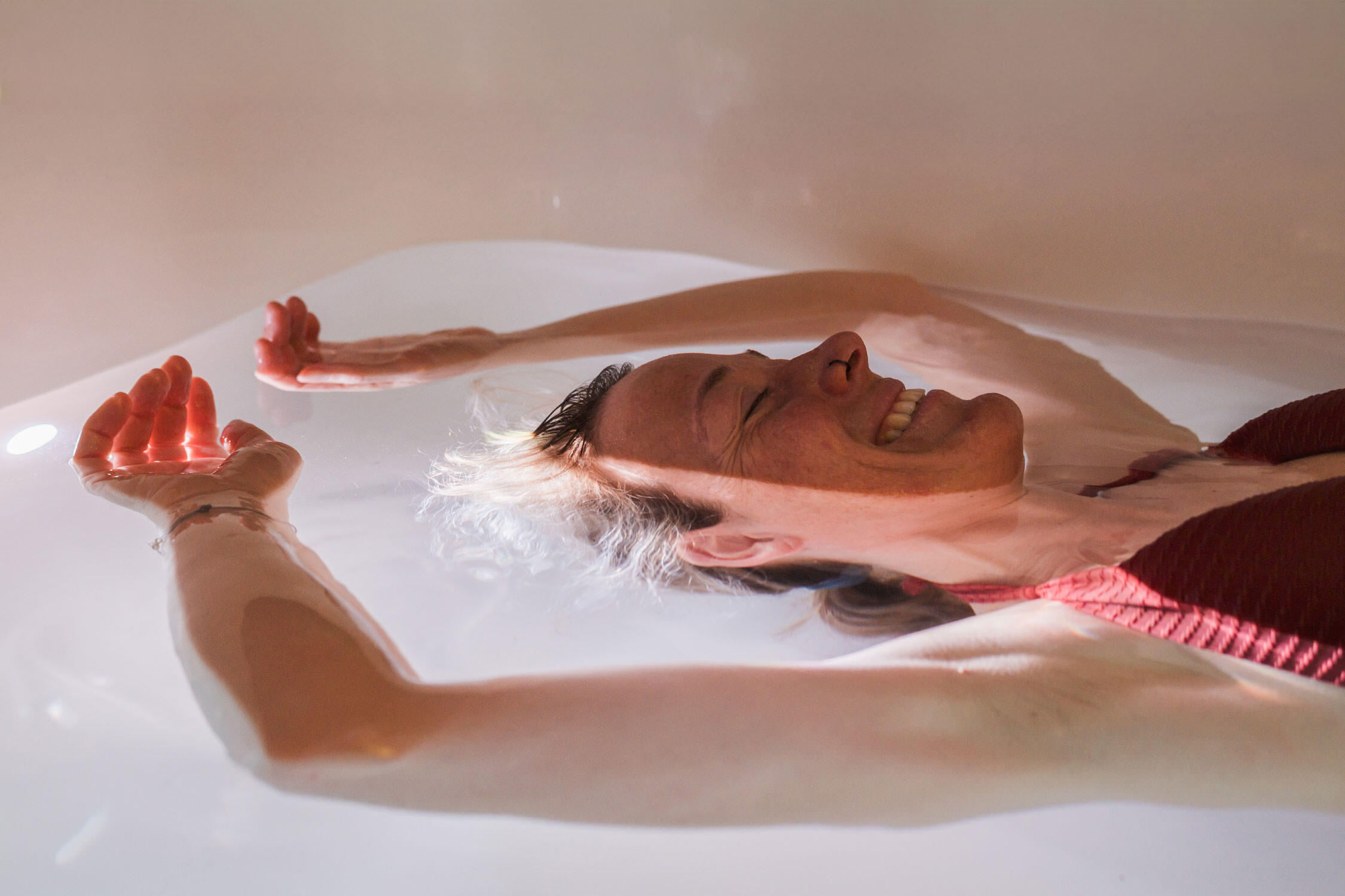 Junge Frau beim Aquafloating im Gesundheitshotel VIVEA