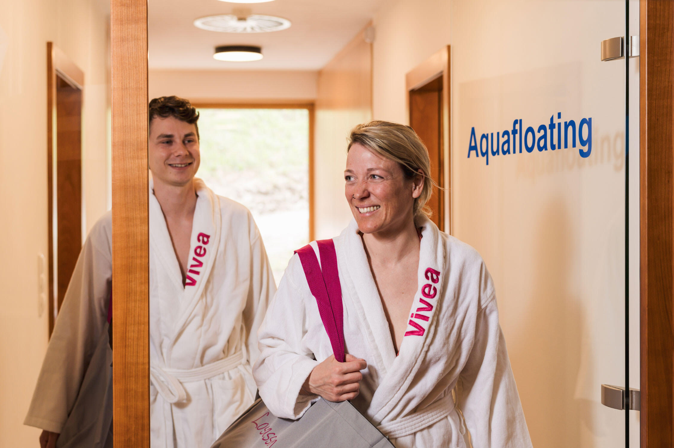 Aquafloating, das schweben im Salzwasser im VIVEA mach Spaß! Ein Pärchen verlässt mit einem lächeln den Spa-Bereich